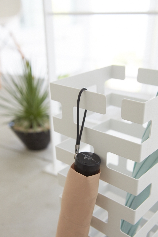 Portaombrelli in acciaio ideale per riporre ombrelli in poco spazio